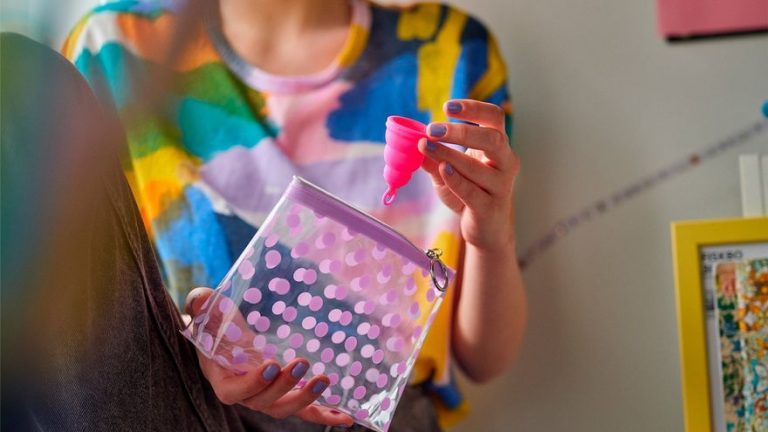 Las ventajas de la copa para las reglas copiosas y para quienes sufren pobreza menstrual