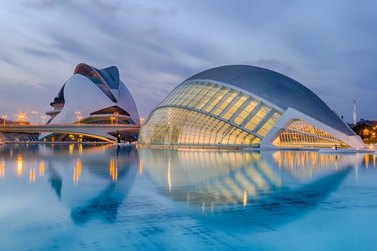 Consejos para planificar un viaje a España: Descubre los lugares turísticos más destacados, opciones de alojamiento y transporte