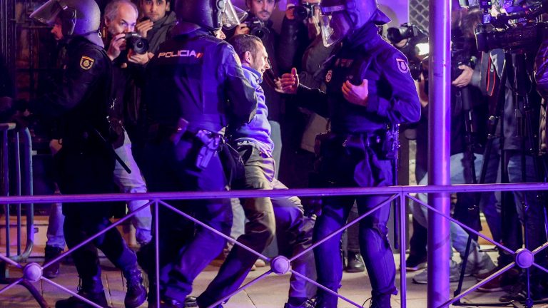 Protestas se vuelven violentas mientras aumenta la presión sobre el gobierno en funciones de España para conversaciones de amnistía con los catalanes